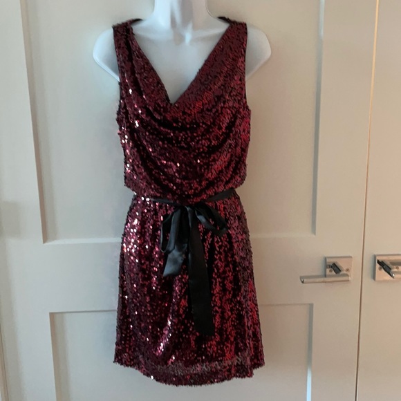 Cache red sequin mini dress, cowl neck, elastic waist W/ black tie belt size 4 - Picture 3 of 7